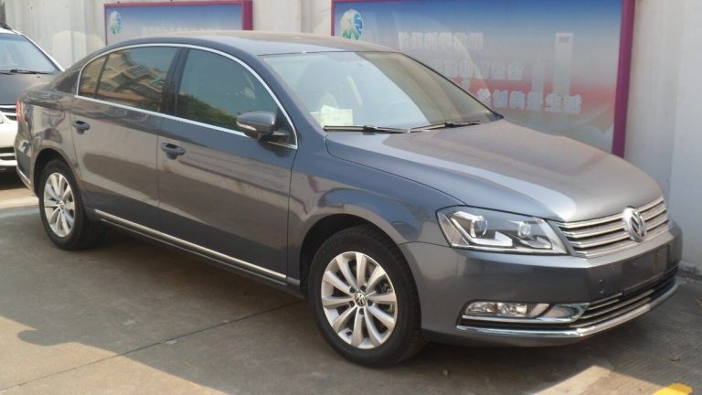 Řidiči začali dávat na zrcátka bílý ručník. Používá se k důležitému signálu pro policii i ostatní řidiče 1 volkswagen auto