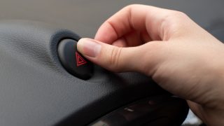 Řidiči je ignorují, pak se ani nerozjedou. Pokud na vás v autě vyskočí tyto kontrolky, okamžitě to začněte řešit