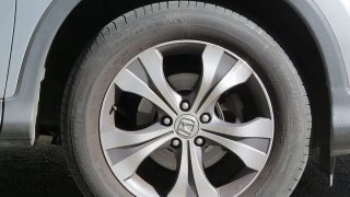Policisté začali letos kontrolovat symboly na zimních pneumatikách. Kdo tam má špatný znak, zaplatí na místě tučnou pokutu