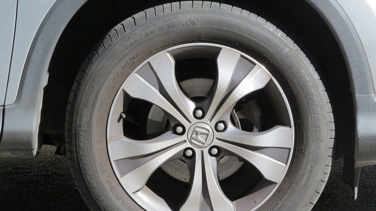 Policisté začali letos kontrolovat symboly na zimních pneumatikách. Kdo tam má špatný znak, zaplatí na místě tučnou pokutu 1 kolo guma pneumatika