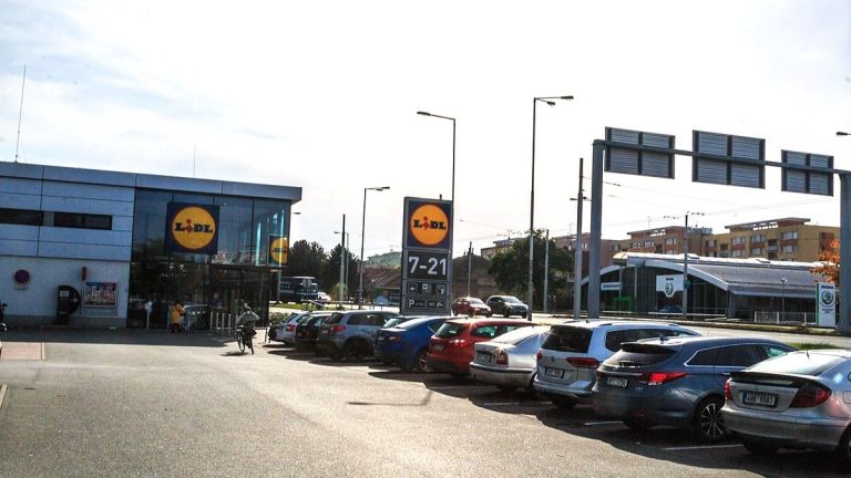 Jezdíte nakupovat do obchodů Lidlu či řetězce IKEA? Máte omezený čas, který můžete nákupem strávit. Bude to kontrolovat policie 1 lidl supermarket parkoviste