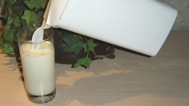 Stát určil, které potraviny budou zakázané. Na seznamu je třeba mléčná čokoláda, mléko a mák. Lidé si je nemohou koupit 1 mleko