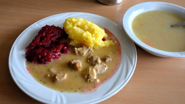 Češi mohou mít každý den hlavní jídlo za 50 korun a polévku za 8. Musí si ale pospíšit, jinak na ně nezbyde 1 obed gulas polevka