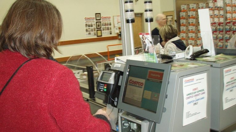 Poplatek za placení kartou: Spousta lidí o něm vůbec neví. Až po nákupu zjišťují, že přišli o velké sumy peněz 1 platba kartou