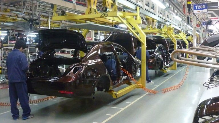 Velká automobilka v problémech. Lidé se těšili na nová auta, místo toho jim zbydou jen oči pro pláč 1 tovarna automobilka auto auta prace vyroba
