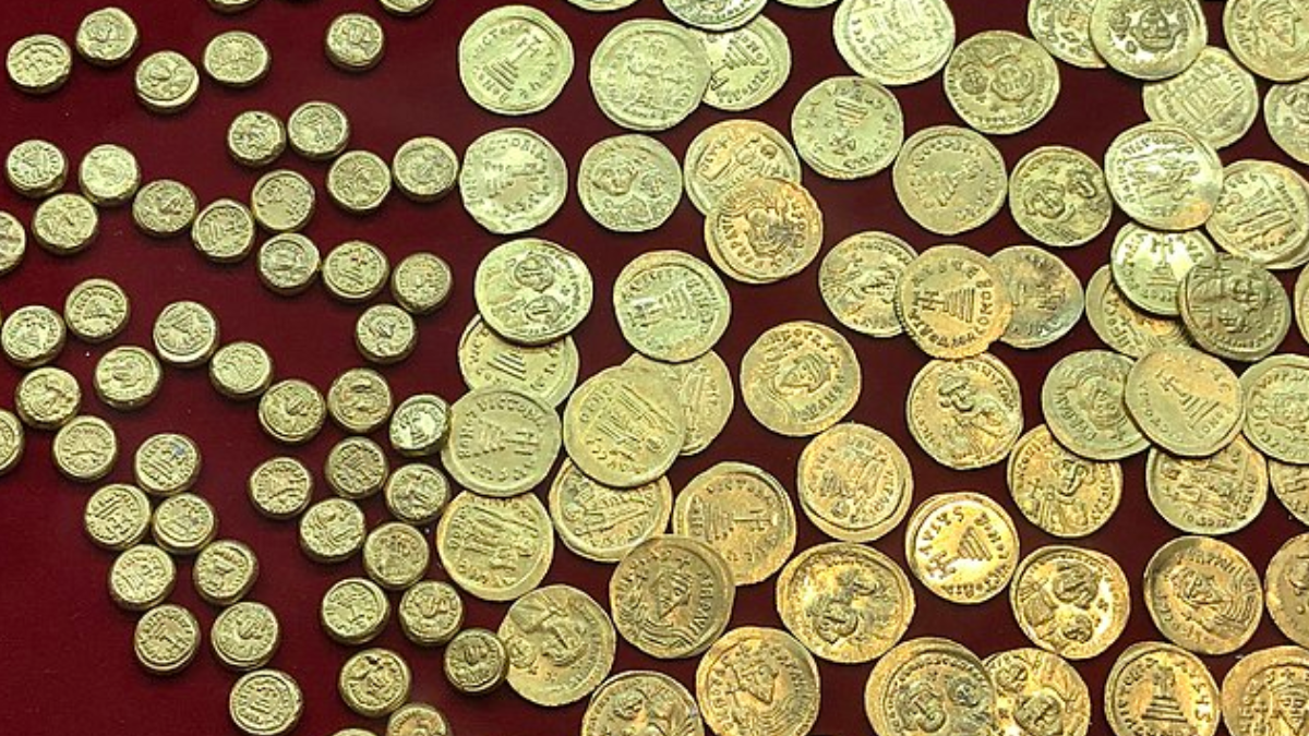 Na poli u dálnice v Česku se našel poklad nevyčíslitelné hodnoty. Na místo nálezu rychle přijeli policisté