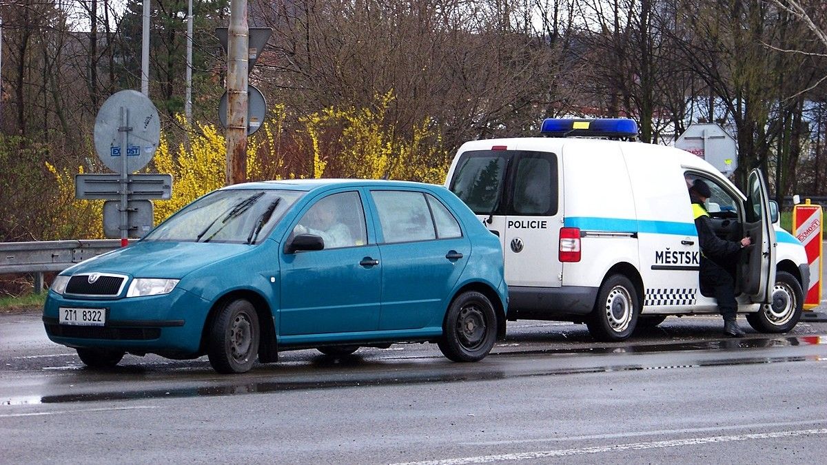 Kdo překročí povolenou rychlost, tomu policie na místě zabaví auto. Domů budete muset pěšky, nebo autobusem