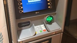 Pozor při výběru peněz z bankomatu. Když to uděláte špatně, můžete mít rázem pletky s policií