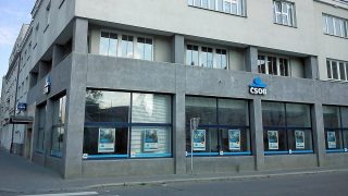 Chtěl si vložit do banky peníze, nakonec přišel o 3,6 milionu korun. Bizarní příběh teď řeší policie