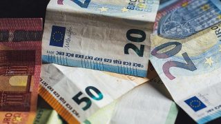 Pokud jste si z dovolené přivezli eura a centy, rozhodně je nedávejte sousedovi. Tohle je přehled těch, které mají hodnotu statisíců Kč