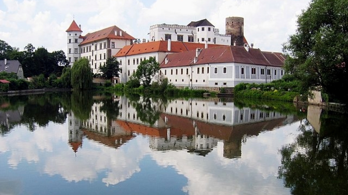 Konkuruje Praze, a přitom ho turisté ignorují. V tomhle městě se vyplatí bydlet, ne nadarmo je označováno za českou perlu