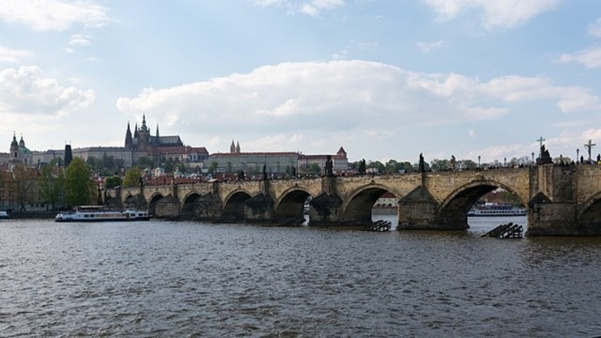 Nález století? Na dně Vltavy pod Karlovým mostem se nachází historický poklad