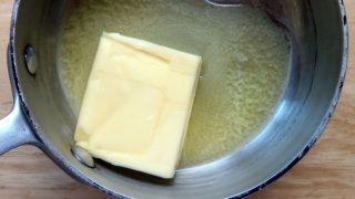 V Česku se objevilo nechutné máslo, které muselo být okamžitě staženo z prodeje. Za tohle platíme vysoké částky