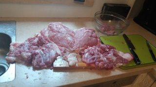 Tohle oblíbené maso nesmí nikdo jíst. Obsahuje hrozivou bakterii