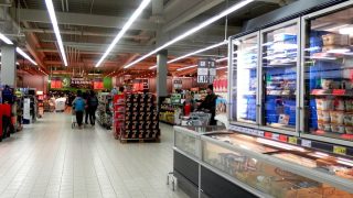 Všechny tyhle potraviny náhle podražily o desítky procent. Lidé si už začínají dělat zásoby. Před Vánoci to bude ještě horší