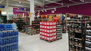 Chcete si jít nakoupit? Zaplaťte nejdřív poplatek ve výši 300 Kč. První obchodní řetězec ho už zavedl, přibydou i další?