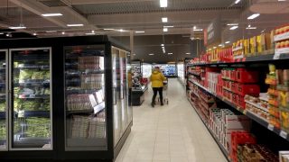 Potravina, kterou denně konzumuje téměř každý Čech právě extrémně zdražuje. Bude to ještě horší, někteří už si dělají zásoby