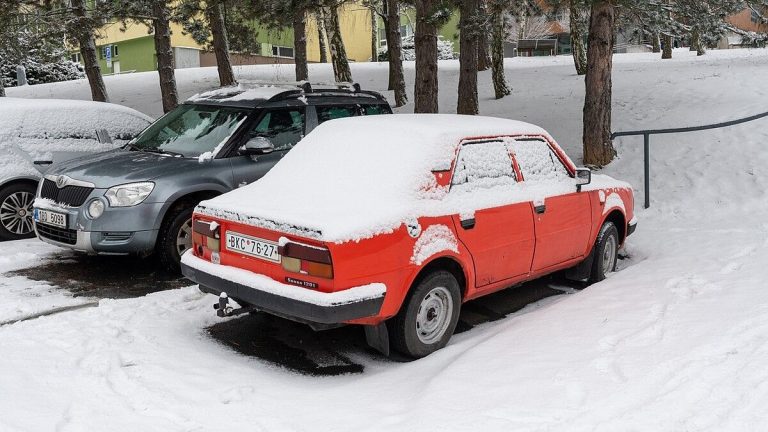 auto snih auta parkovani zima