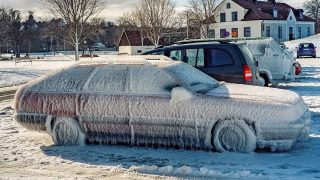 Meteorolog odhalil, jak v zimě rozmrazit všechna skla na autě za pár sekund. Je to jednoduché