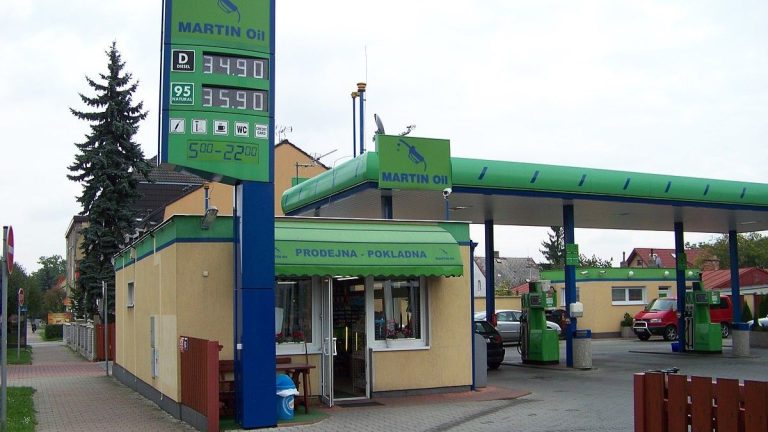 Kolik berou zaměstnanci na benzínkách? Odpověď Čechy překvapila, takové částky nečekali 1 benzinka cerpaci stanice pumpa benzinova