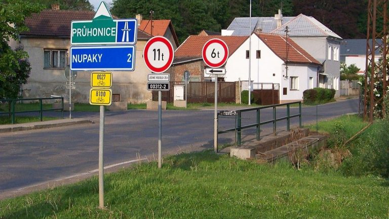 Nová dopravní značka na silnicích: Říká nám, kdy a jak smíme předjíždět. Kdo ji nebude znát, schytá mastnou pokutu 1 dopravni znacka znacky silnice