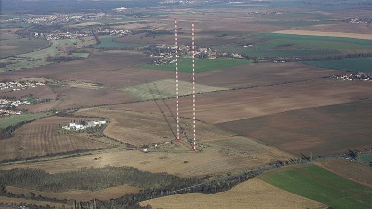 Nejvyšší stavba v Česku, o které většina lidí nemá ani tušení. Měří 355 metrů, i Eiffelova věž je oproti ní malá 1 liblice b vysilac