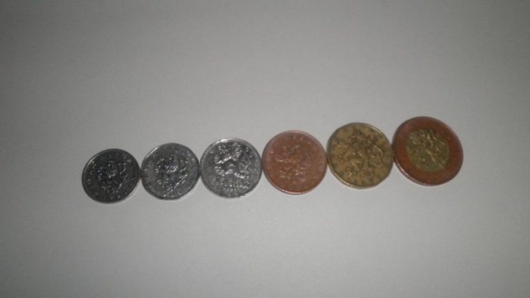 Dědeček sotva vyšel s důchodem, pak na půdě našel starou minci. Má hodnotu 500 000 Kč, možná ji máte doma i vy 1 mince penize 1