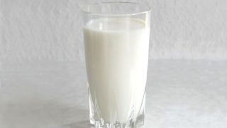 Koupili jste si v Globusu mléko? Řetězec před ním důrazně varuje. Musíte ho ihned vyhodit do koše