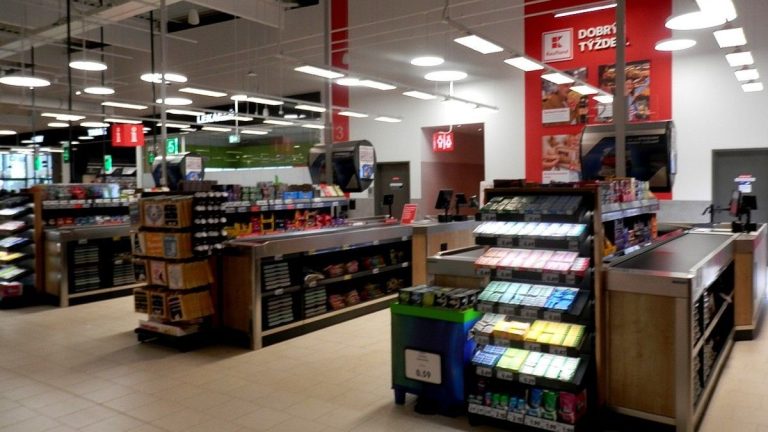 Přehled věcí, za které se v roce 2025 nedoplatíme. Hned dvě klíčové potraviny bude muset řada lidí oželet 1 obchod supermarket pokladny