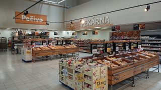 Češi se snaží v obchodě šetřit peníze a nevědomky tím porušují zákon. Supermarkety je pak vykážou a napaří jim pokutu
