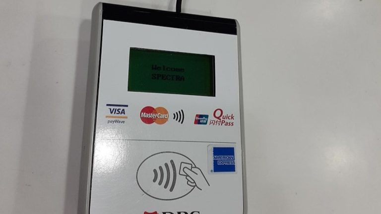 Platební kartou se bude platit jinak než doposud. Přichází zásadní změna, na kterou si musí zvyknout každý občan 1 platba kartou platebni terminal