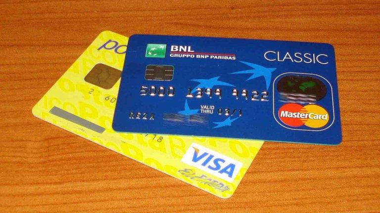 Důrazně varujeme: Platební kartu v kapse za žádných okolností nenoste. Podvodníci mají nový trik 1 platebni karta