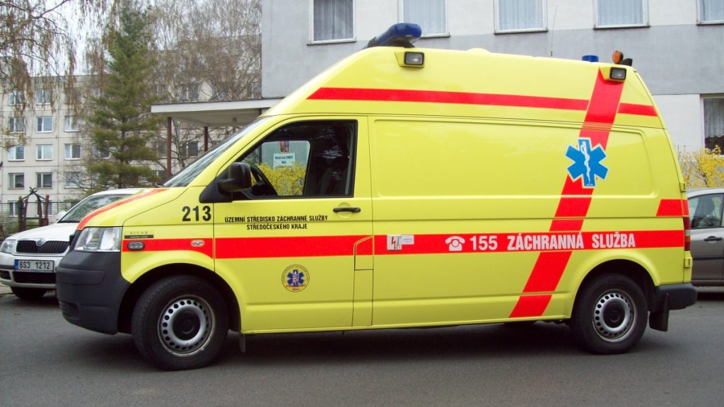 Na silnicích se nově objevují auta se zelenými majáky. Řidiči by měli dbát zvýšené opatrnosti. Mají životně důležitou funkci 4 sanitka v melniku