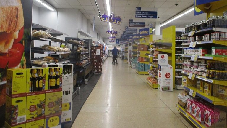 Potraviny zadarmo. Lidé to neví, ale pokud má výrobek v Tescu cenovku této barvy, nemusí za něj vůbec nic platit 1 supermarket obchod tesco
