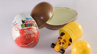 V Kinder vajíčkách je teď hračka, která má hodnotu přes 100 000 korun. Lidé nabíhají do obchodů jako smyslů zbavení