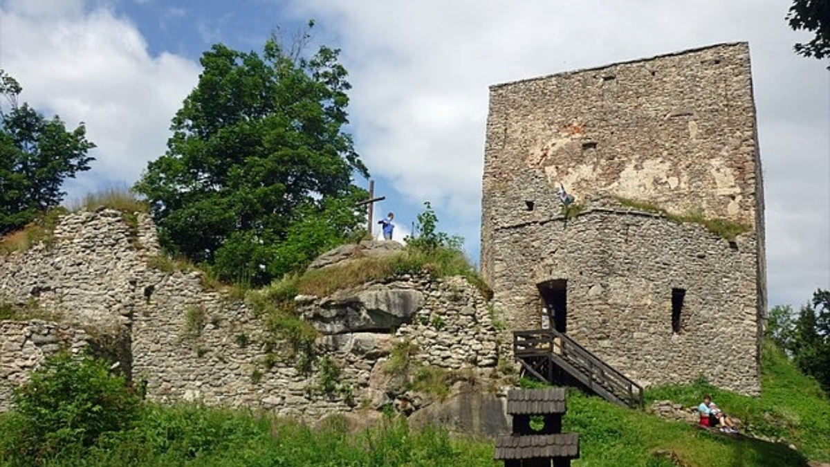 V Česku se opět otevřel nejvýše položený hrad. Turisté se mohou těšit na novou vyhlídkovou plošinu, ze které jdou vidět i Alpy