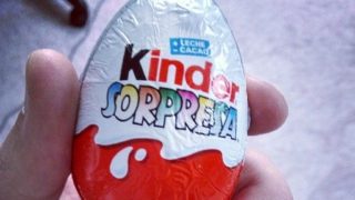Milovníci Kinder vajíček nabíhají do obchodů. Jsou v nich teď figurky v hodnotě 130 tisíc korun, najít je může kdokoliv