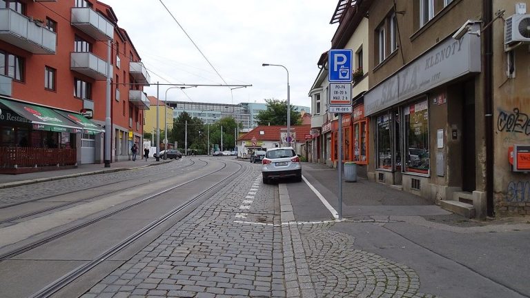 Zákon mluví jasně: Kdo bude parkovat s autem na chodníku, ten zaplatí obrovskou pokutu. Policie si to všechno zkontroluje 1 parkovani chodnik auto