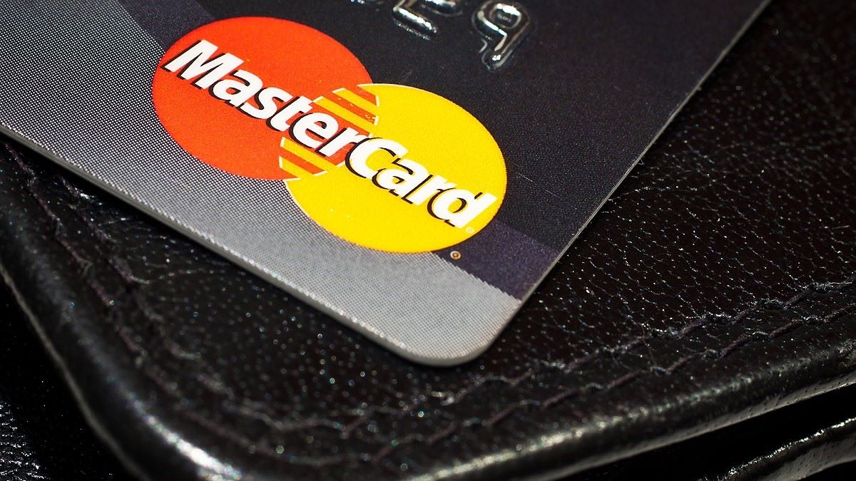 Soud rozhodl: Mastercard musí svým klientům vyplatit tučnou kompenzaci. Kdo všechno má nárok?