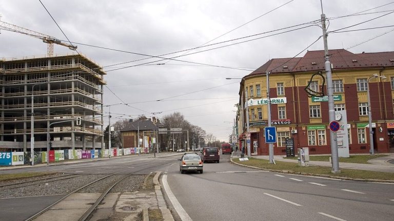 Zaměstnanci, kteří dojíždí dlouho do práce, mohou získat bonus 42 000 Kč. Kdo si ale o peníze neřekne, nezíská ani korunu 1 silnice auto auta