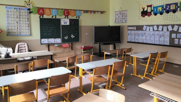skola trida lavice