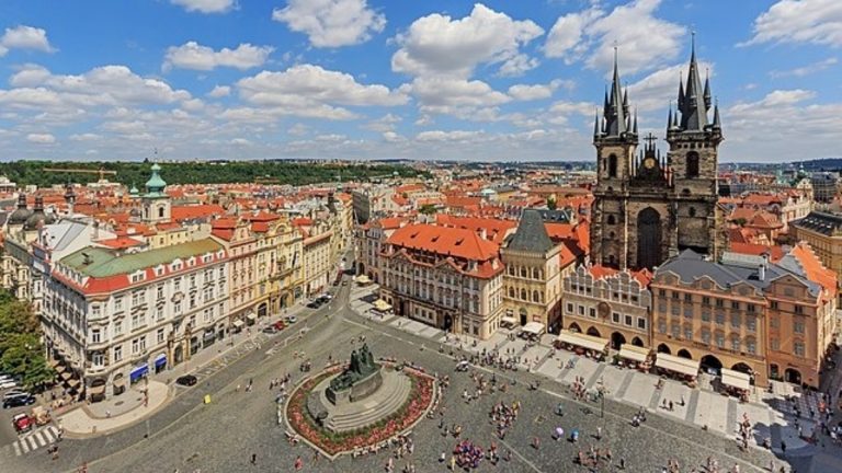Kam se hrabe Staromák. Česko má hned několik hezčích náměstí, turisté o nich nemají ani ponětí 1 starometske namesti praha