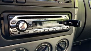 Stát jasně rozhodl: Pokud máte v autě rádio, musíte odvádět poplatek za jeho používání