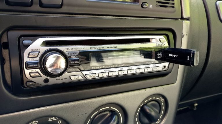 Stát jasně rozhodl: Pokud máte v autě rádio, musíte odvádět poplatek za jeho používání 1 auto radio autoradio