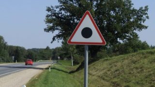 Už jste někdy viděli značku s černým puntíkem? Neznalost neomlouvá, její ignorace může skončit tragicky