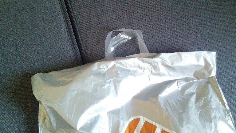 Konec nákupních tašek v obchodech. Zákazníkům se to vůbec nelíbí. Neví, jak si budou nosit nákup 1 igelitka taska igelitova