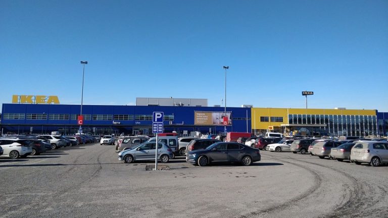 Řetězec IKEA stahuje z prodeje všechny tyhle výrobky. Máte některý z nich doma? Mohou být vysoce nebezpečné 1 ikea parkoviste