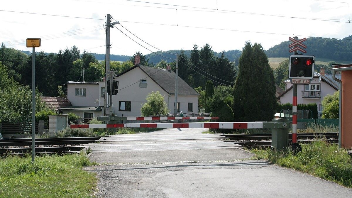 Projíždíte autem přes koleje v případě, kdy jsou zvednuté závory? Koledujete si o velký problém