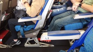 Za lahev, kterou si přinesla do letadla, zaplatila 1500 Kč. Hrozí to i dalším, kteří nebudou s přísnými nařízeními obeznámeni
