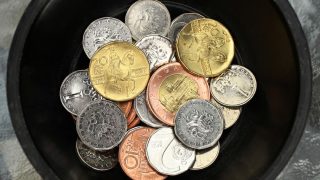 Při prvním pohledu obyčejná mince. Její hodnota je ovšem 500 000 Kč. Nemáte ji ještě schovanou doma?